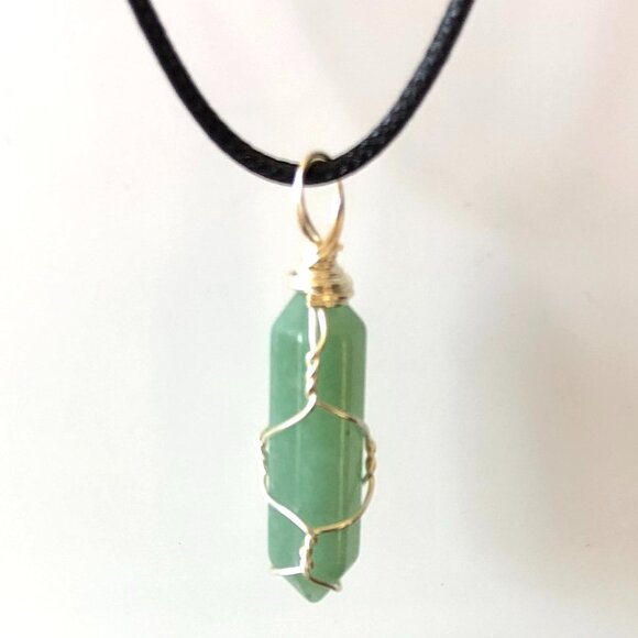 Green Aventurine Natural Gemstone Hexagonal Point Wire Wrapped Pendant Necklace - Picture 3 of 3